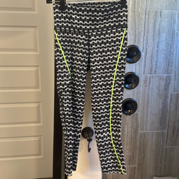 Lululemon Chase Me Crop Seawheeze - DITW / Zippy Green Size 4 - Picture 1 of 12
